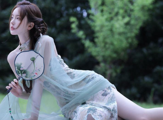 性感少妇优雅迷人夜色写真